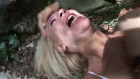 Приветливая дама была изнасилована гидом на лесной тропе