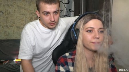 Изменил с подругой жены пока она играла в танчики